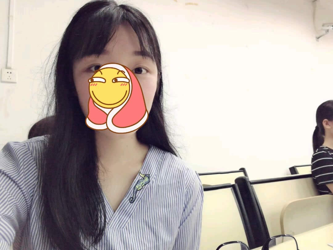 啃苹果的女孩