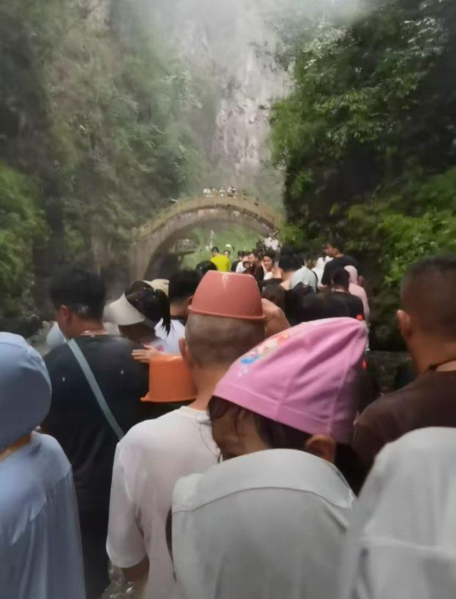 贵州景区玩漂流遇暴雨 游客走5公里撤离「浑身湿透像逃难」