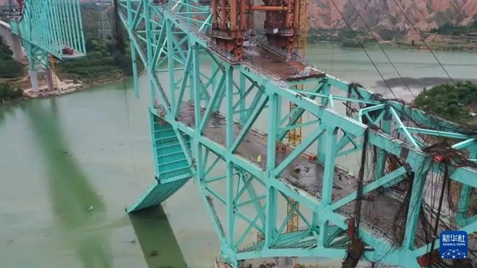 尖扎黄河特大桥主跨366米过河 世界最大跨度