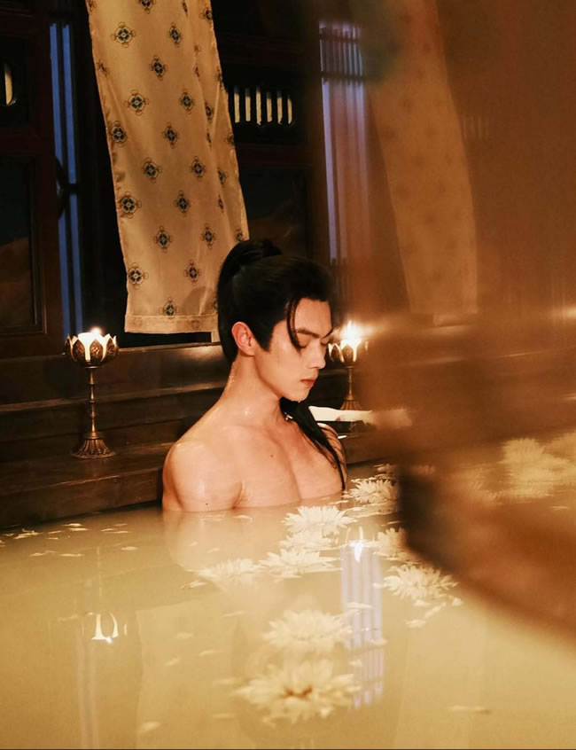 观影说剧／人妖禁恋「子夜归」许凯肌情裸胸泡澡 她全看光