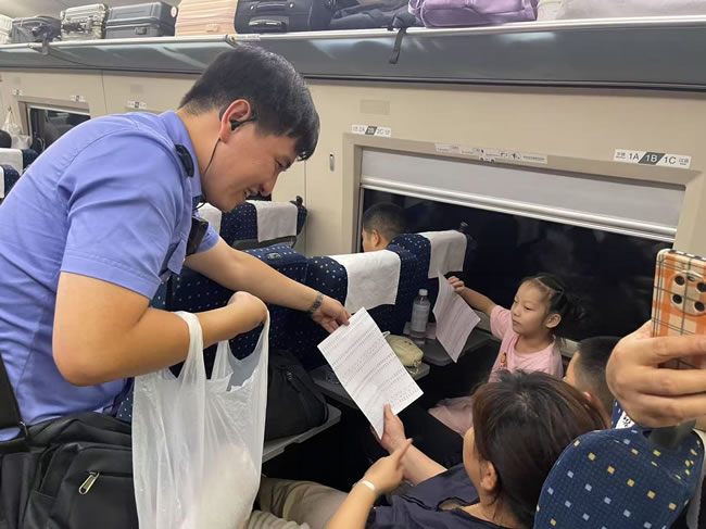 高铁好吵（血战到底）…中国这名列车员一招让所有小孩秒安静