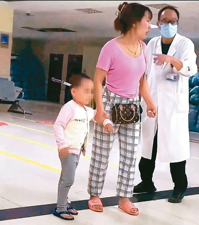 云南3岁女童「刀插头」自己淡定走进医院…旁人吓坏