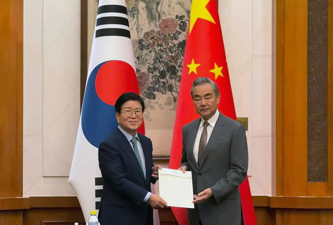韩总统特使团见中国外长王毅 盼韩中关係回正轨