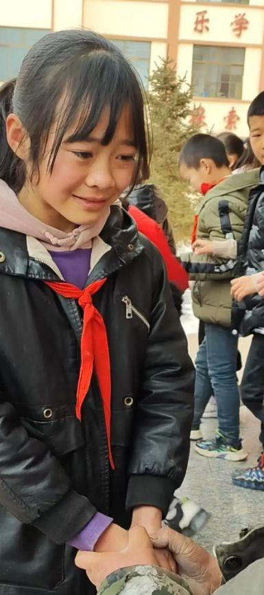 受虐轻生？ 残疾男拾荒资助2年 得知13岁女孩离世暴哭