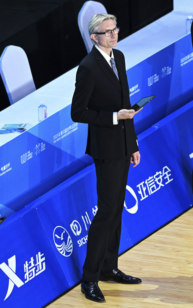 世运会55岁「九头身」裁判帅出圈 他的优雅有秘诀