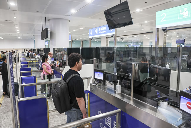 毛忏悔雕像作者返中被捕 7岁美国公民儿子遭牵累受困中国