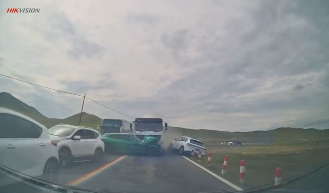 小米YU7遭水泥搅拌车撞毁 苦主否认向雷军「索要新车」