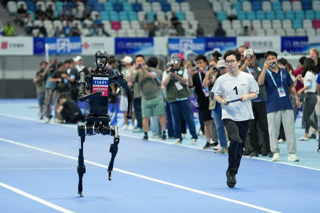 机器人运动会赢家 宇树H1首日跑出2金 王兴兴：对未来有信心